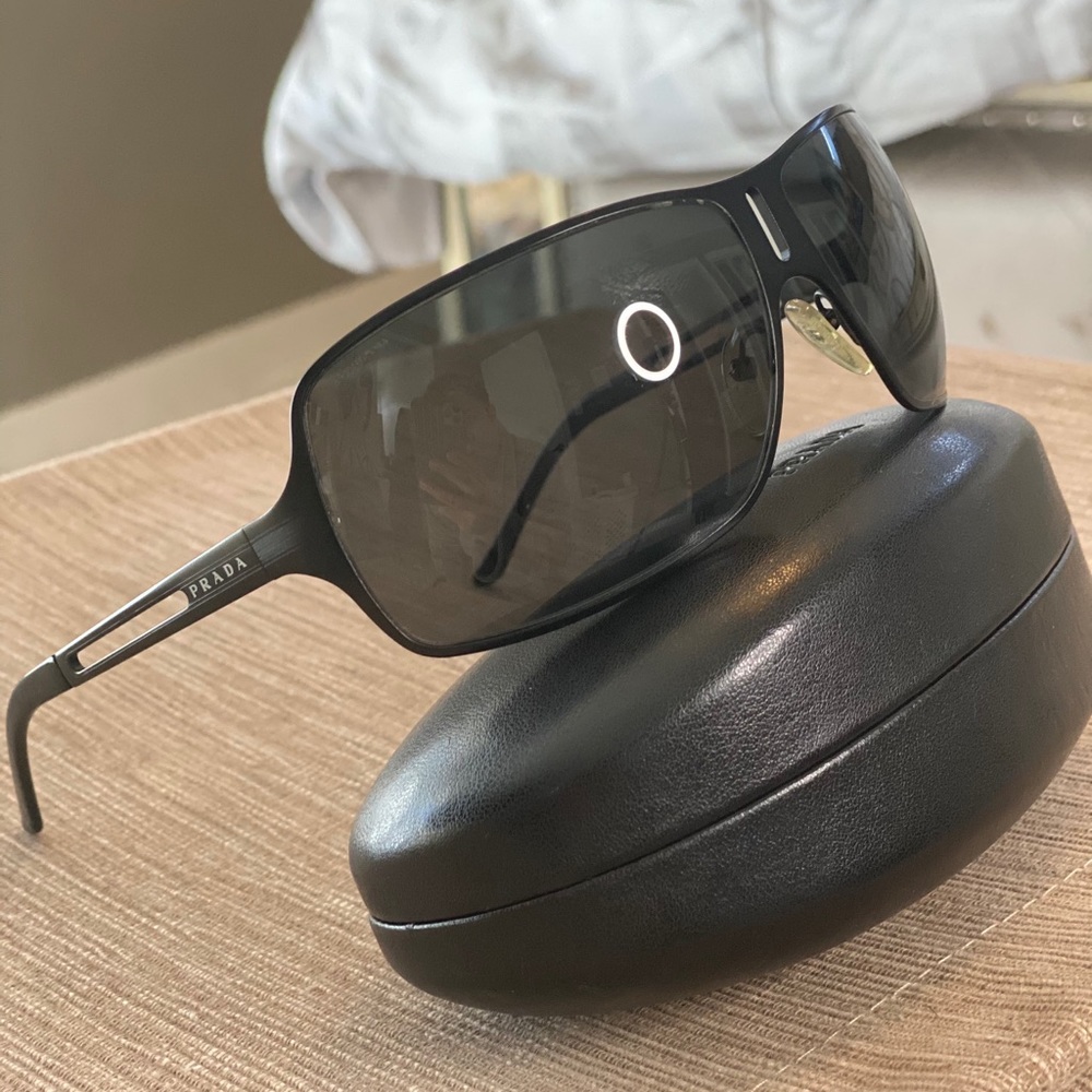 SALE 🚨 PRADA SUNGLASSES 100 % AUTHENTIC.